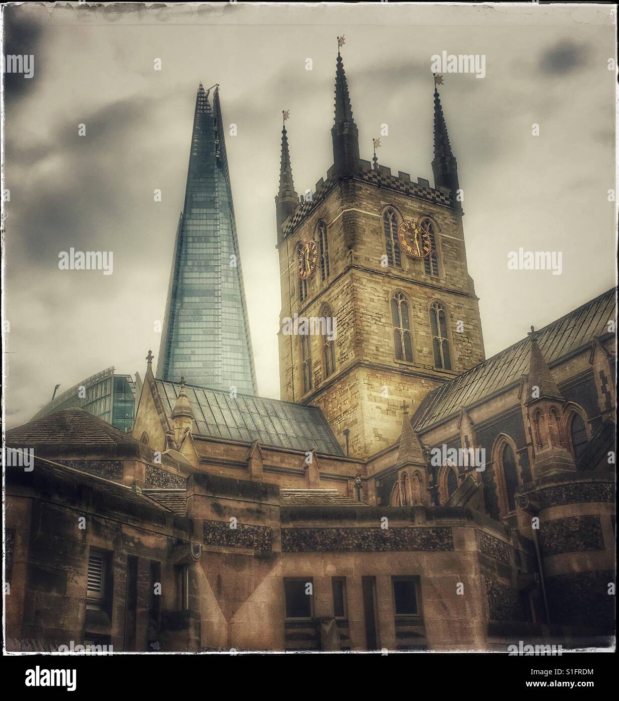 Southwark Cathedral und der Shard Stockfoto