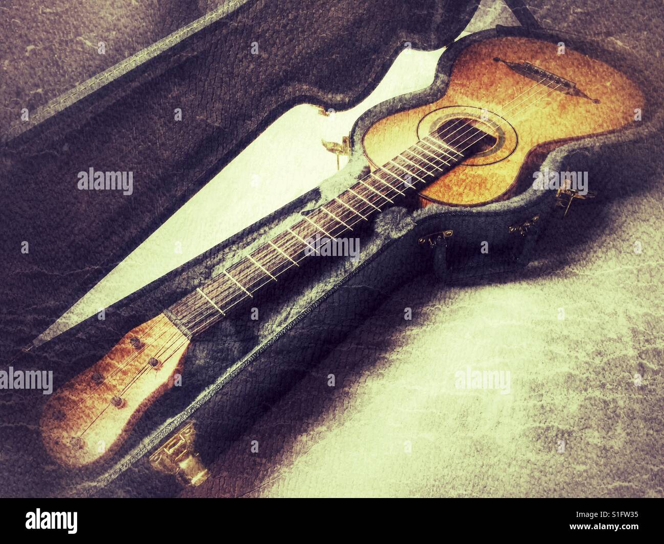 Kopie von Panormo Fecit Konzertgitarre in eine offene Hartschalenkoffer - Smartphone-aufgenommenes Stockfoto