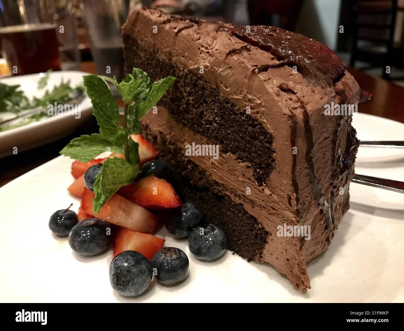 Leckere Schokoladentorte mit Mousse au Chocolat und einer Seitenlänge ...