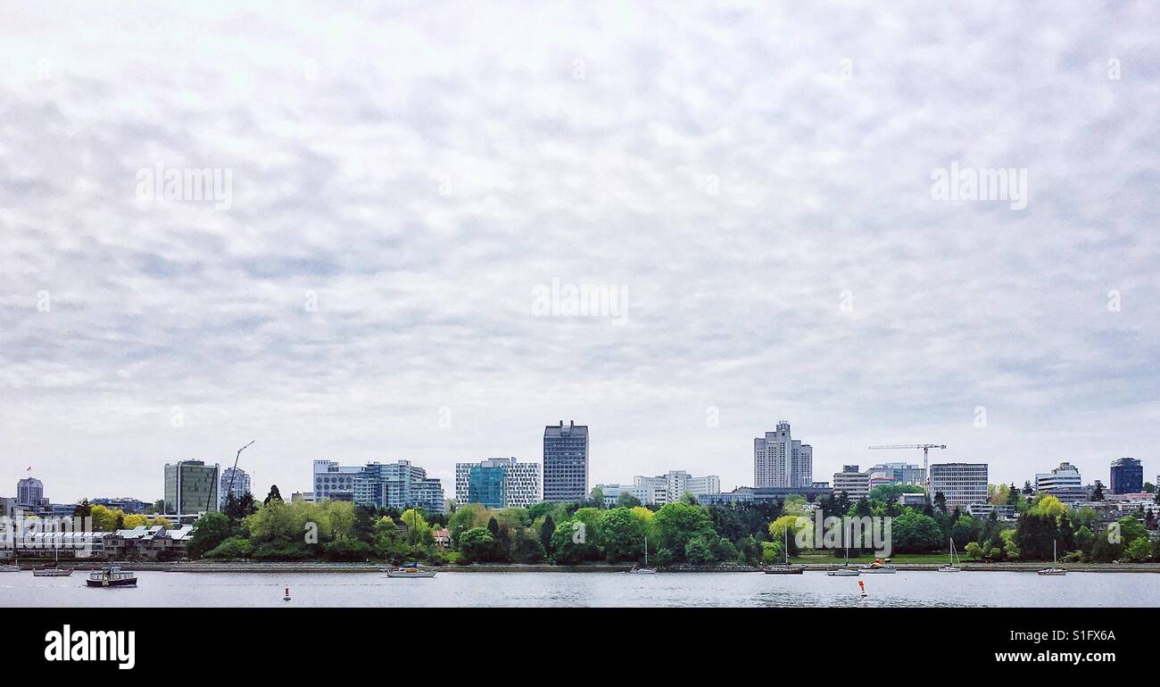 Panorama-Aufnahme der Skyline von Vancouver Fairview von Yaletown Ufermauer, Mai 2017 zu betrachten. Stockfoto