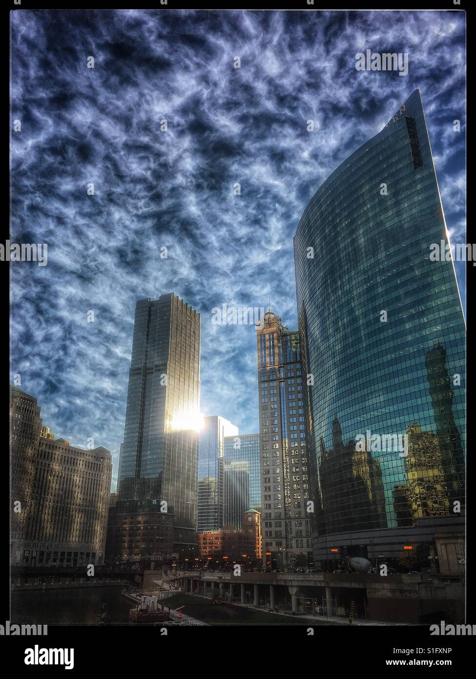 Guten Morgen, Chicago! Sunrise-Reflexion und erstaunliche bewölktem Himmel schmücken die Schleife. Stockfoto