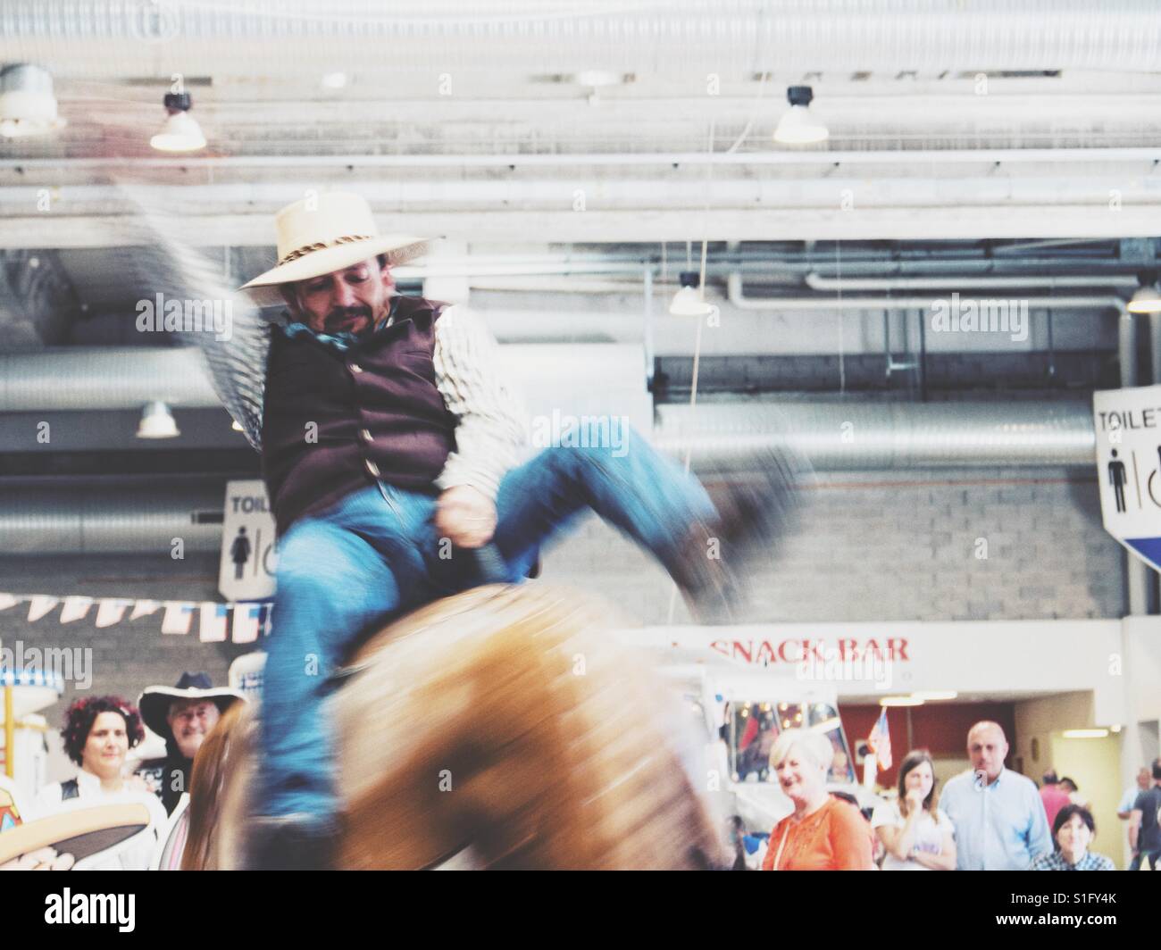 Die mechanische Reitpferd Cowboy Stockfoto