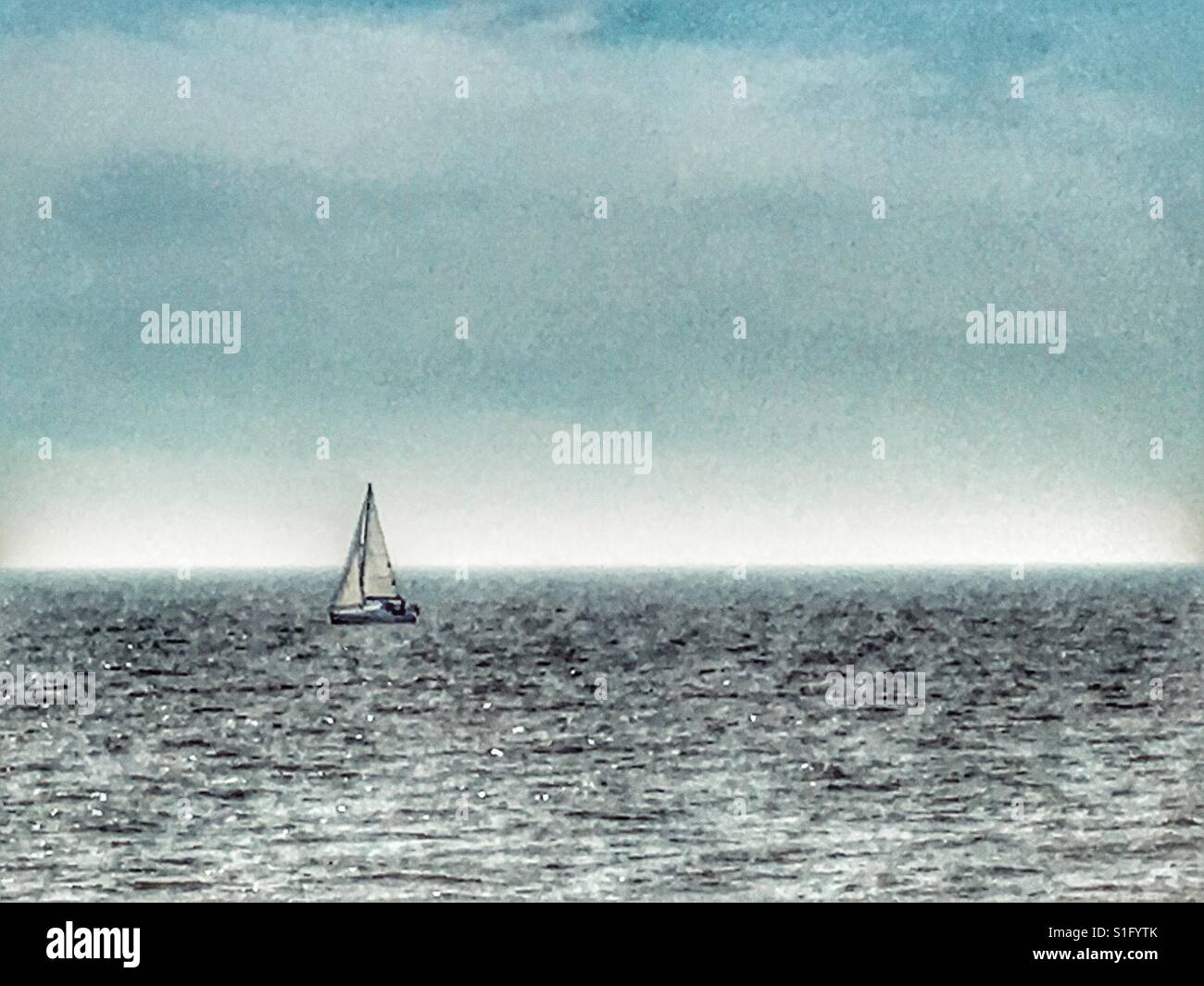 Yacht auf der Nordsee Bawdsey Suffolk UK - Smartphone-aufgenommenes Stockfoto