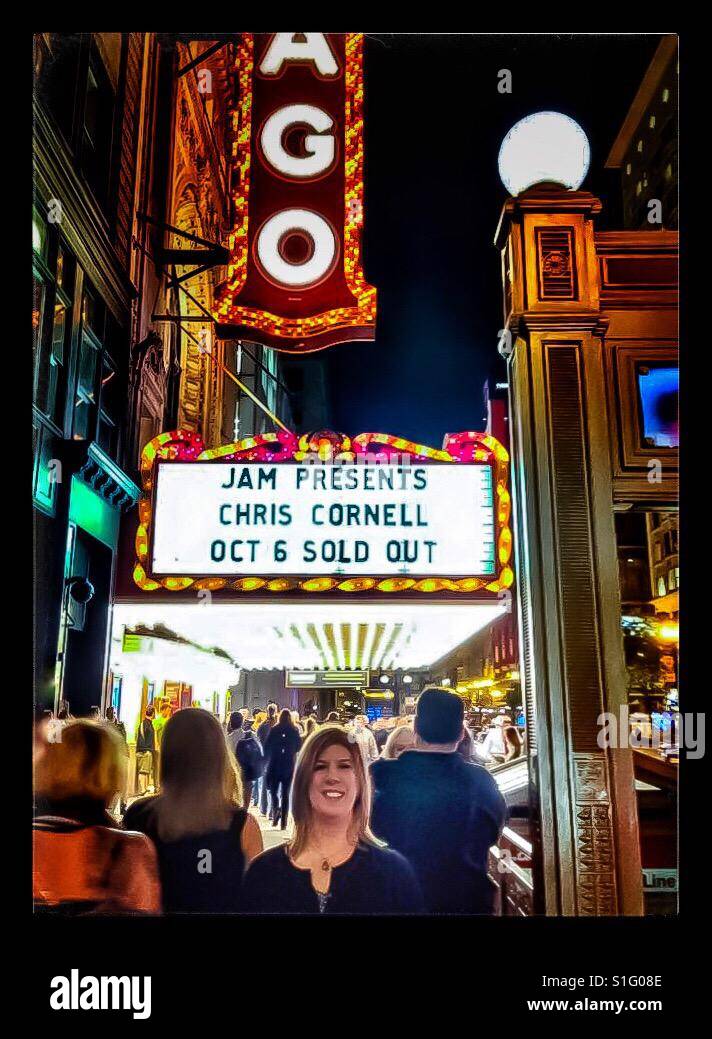 Chris Cornell Konzert - Frau stand vor Festzelt Chicago Theater unter der Menge zu einem Konzert von Chris Cornell geleitet. Stockfoto