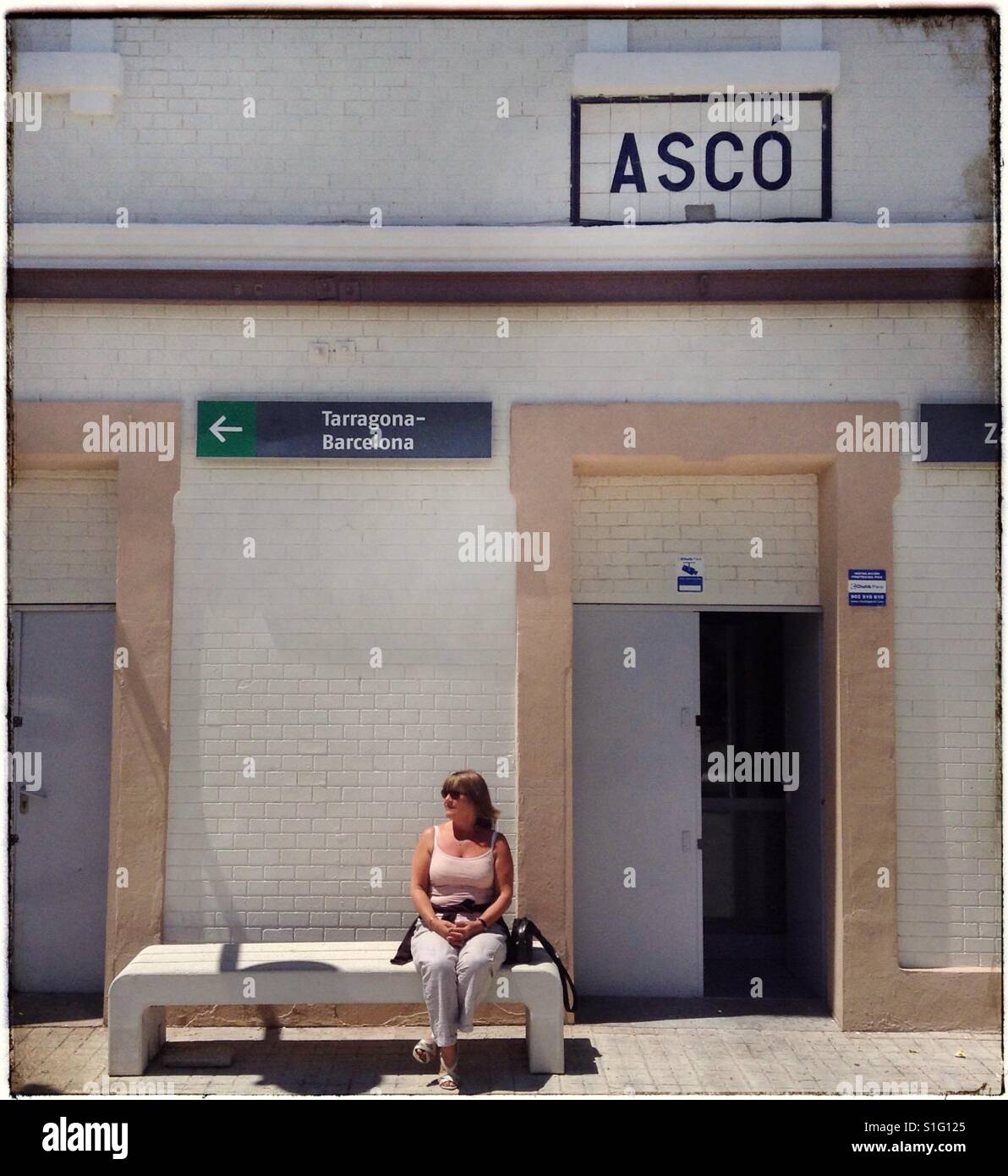 Warten auf einen Zug an der Station Ascó, Spanien. - Smartphone-aufgenommenes Stockfoto