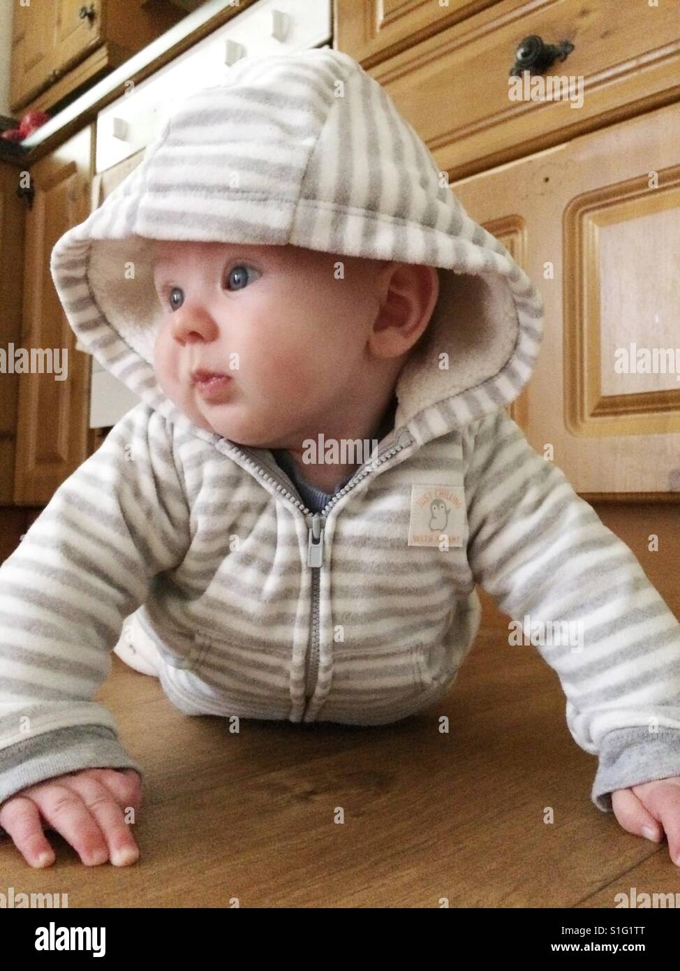 Baby Junge im gestreiften Hoodie mit Kapuze Bauch Zeit Stockfoto