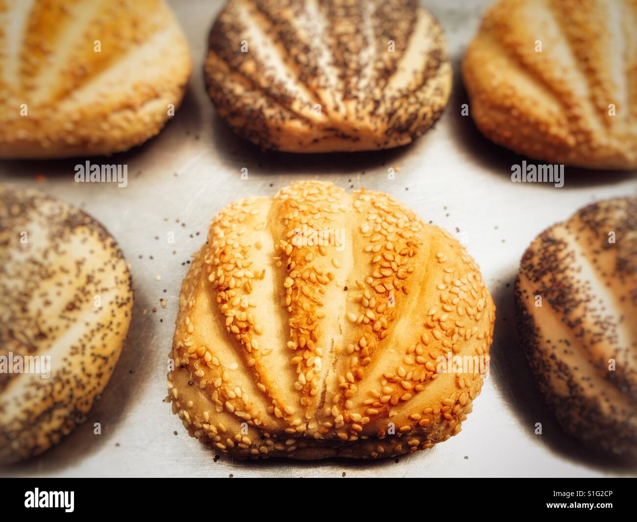 Teilweise gebackene Brötchen - Smartphone-aufgenommenes Stockfoto