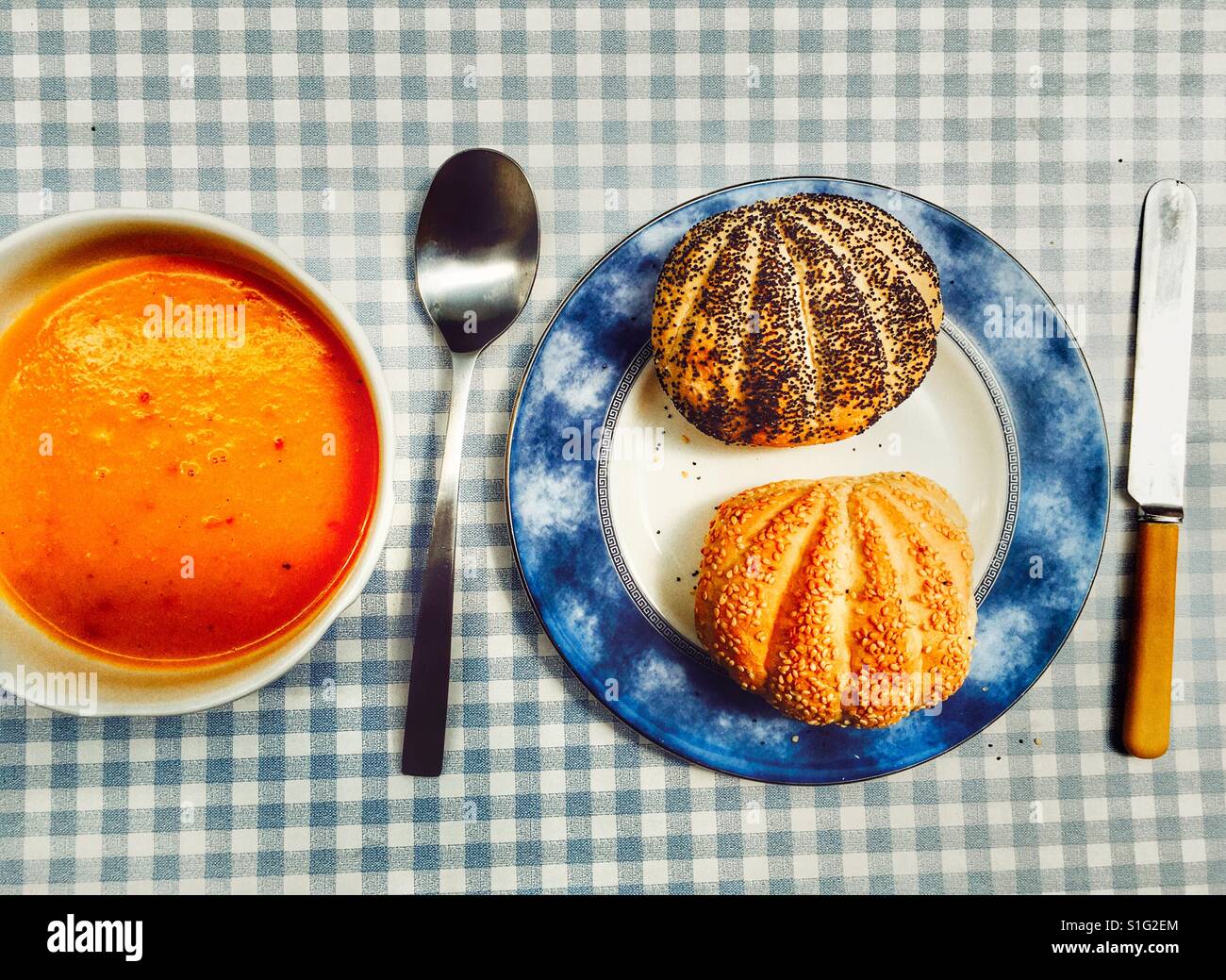Würzige Butternuss-Kürbis-Suppe mit bestreute Brötchen - Smartphone-aufgenommenes Stockfoto