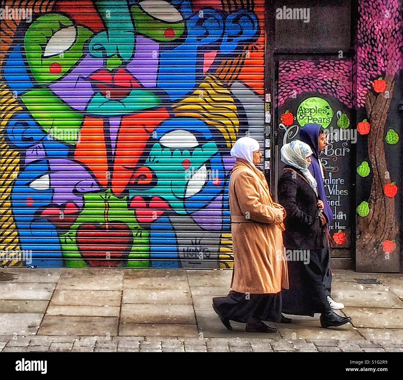 Bunte Auslöser Kunst auf eine Ladenfront in Brick Lane im Londoner East End - Smartphone-aufgenommenes Stockfoto