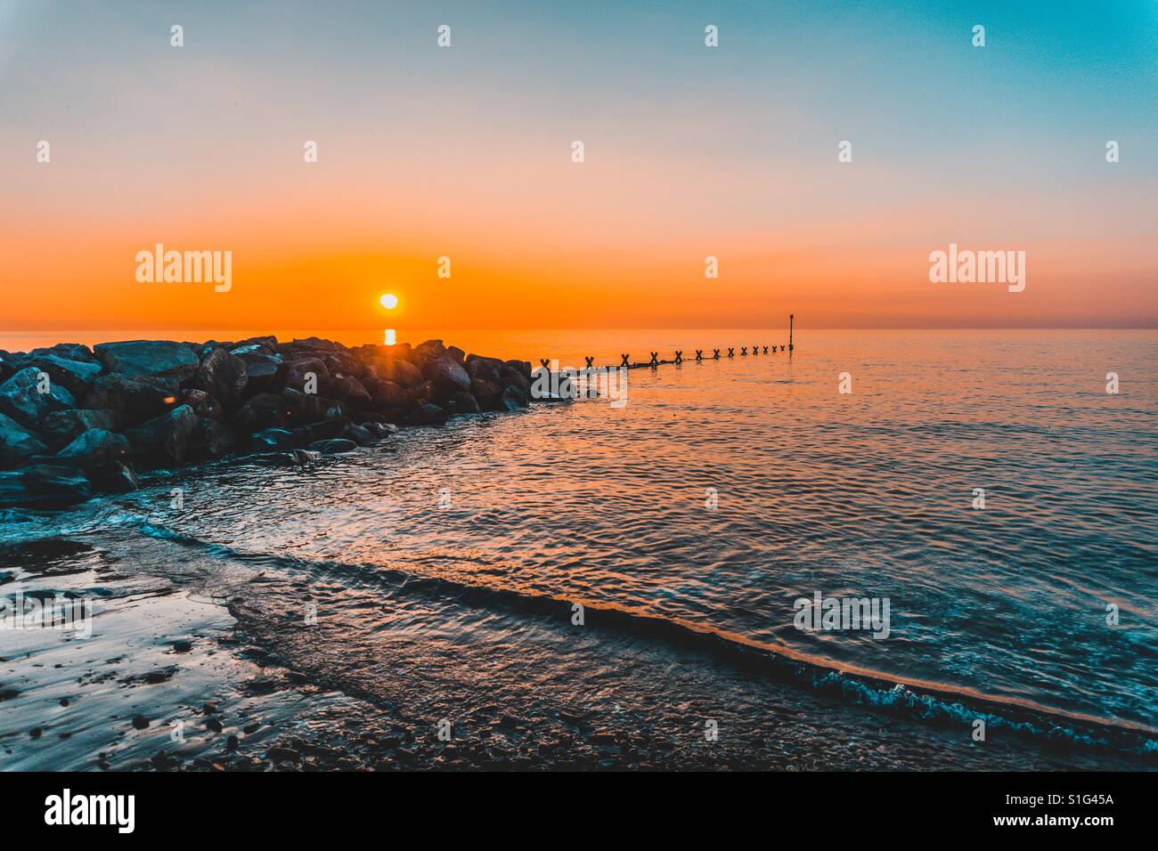 Sonnenuntergang in Aberaeron, Wales. Am Meer am Strand. Stockfoto