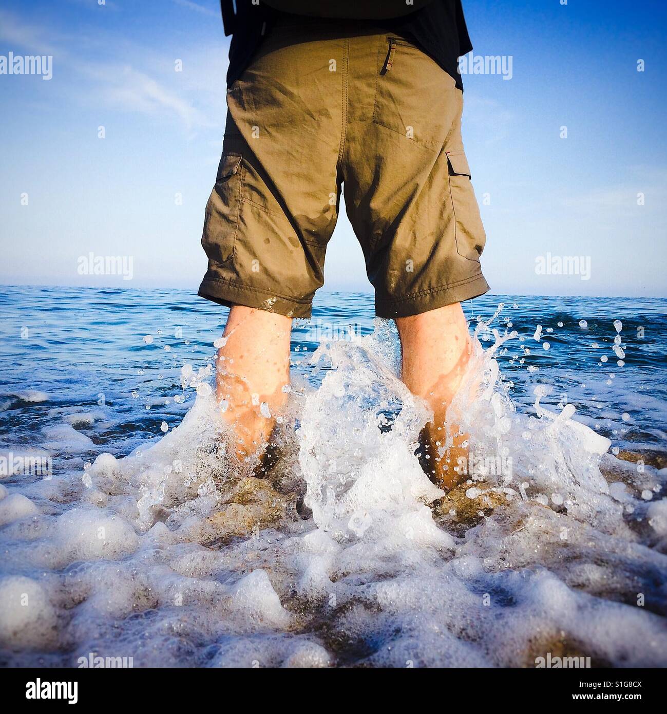 Mannes nackten Beine am Strand, Rückansicht Stockfoto