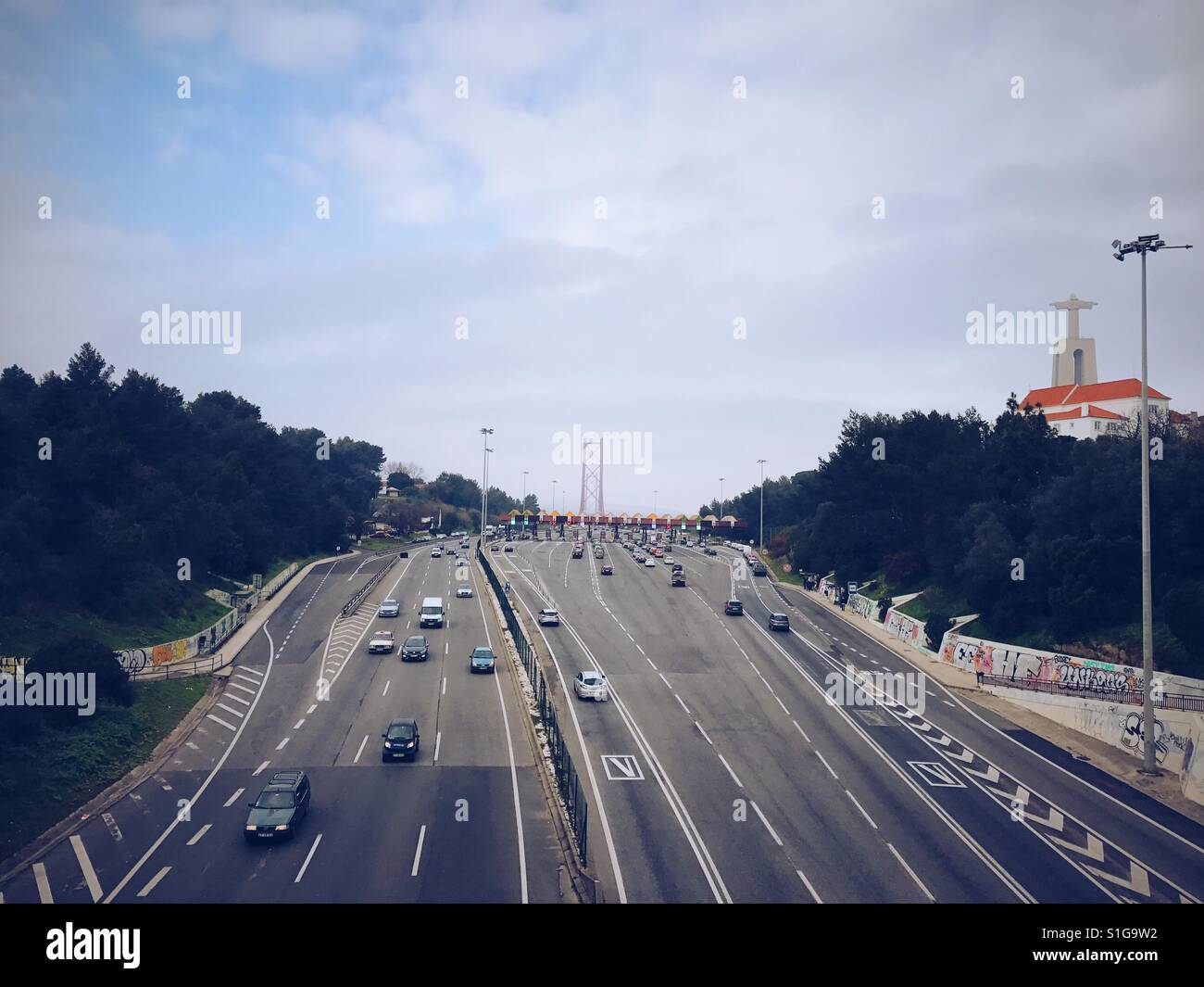 Blick über portugiesische Autobahn und Cristo Del Rei Stockfoto