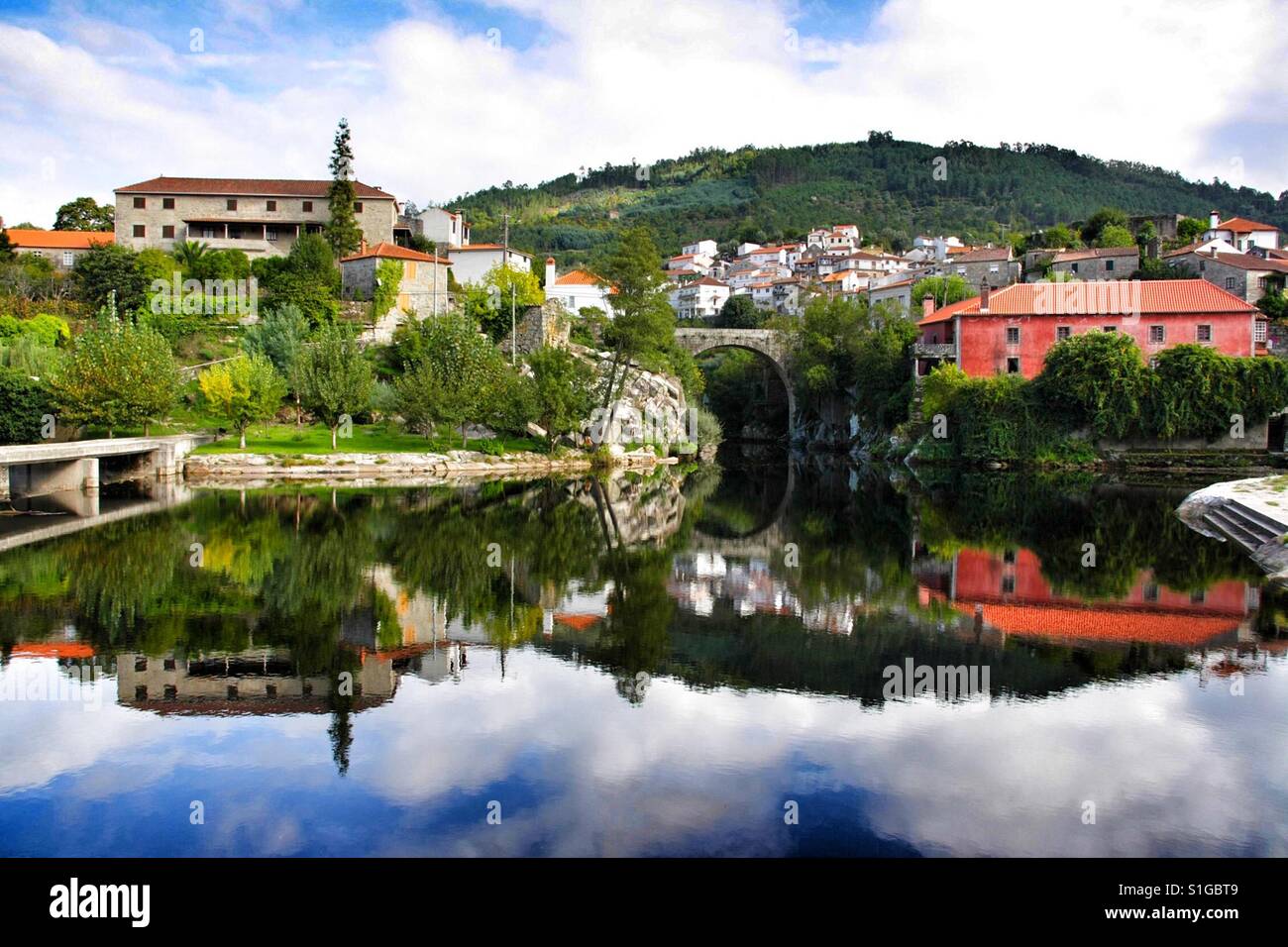 Stadt Überlegung. Avô ist eine portugiesische Gemeinde der Grafschaft Oliveira do Hospital, Coimbra District. Stockfoto