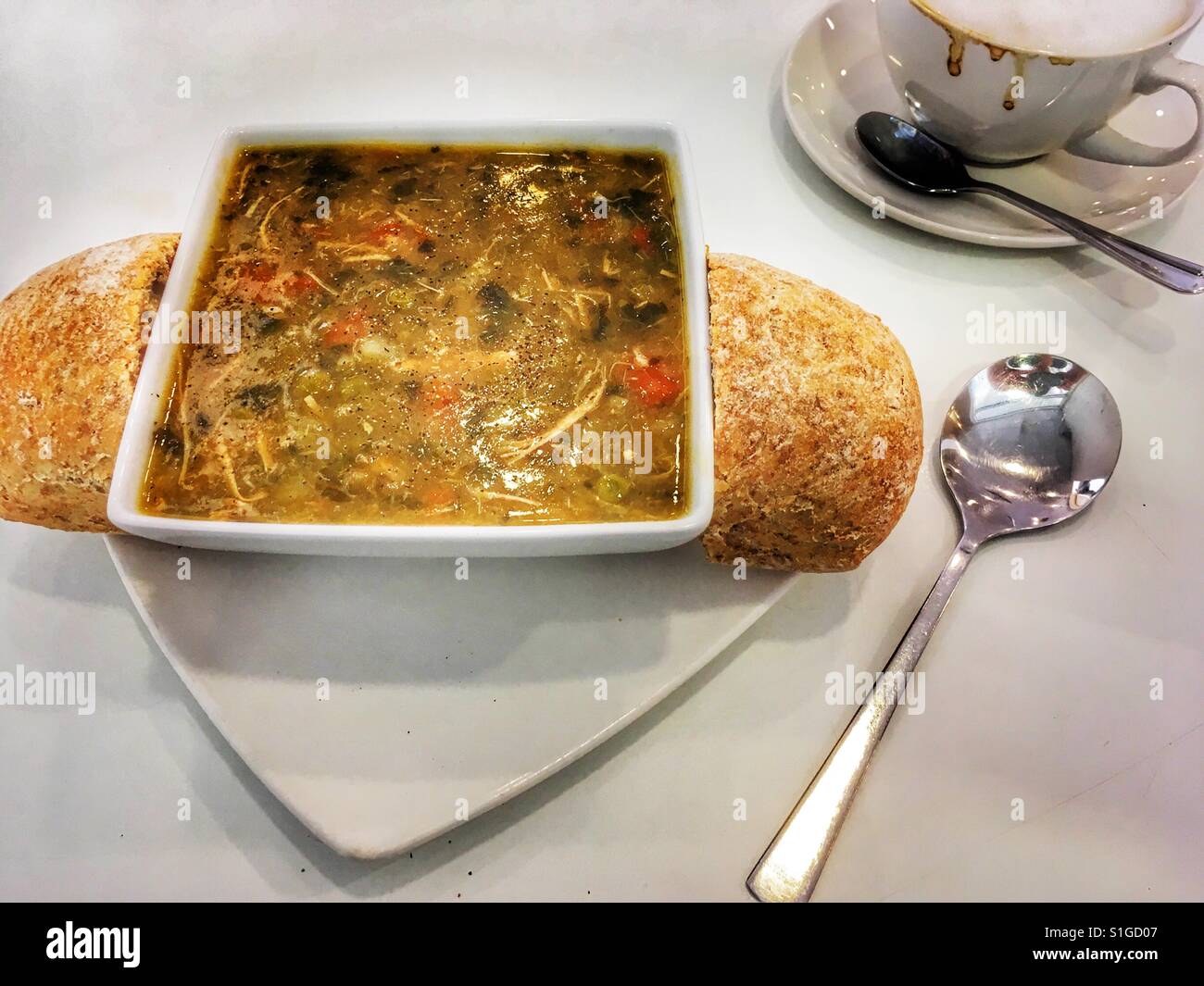 Waitrose Café Hühnersuppe Brühe und kostenlosen Kaffee - Smartphone-aufgenommenes Stockfoto