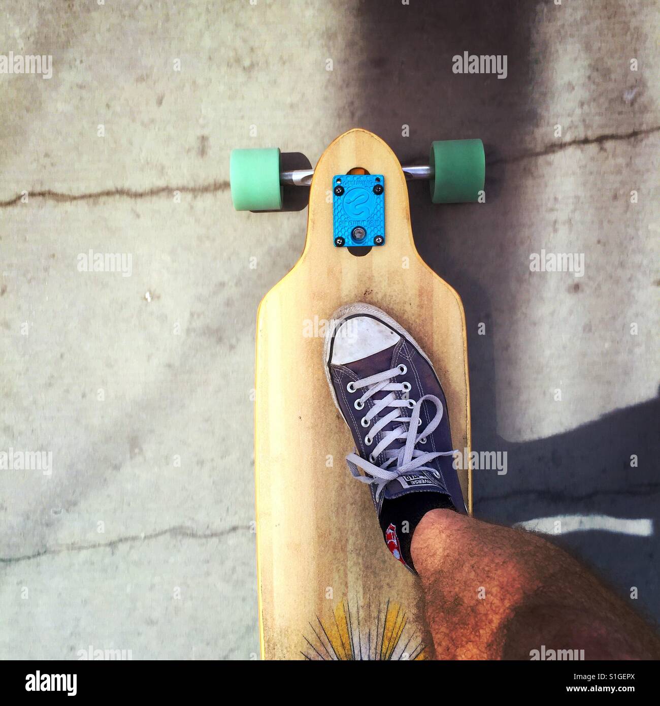 Draufsicht eines Mannes eine Skateboard fahren Stockfoto
