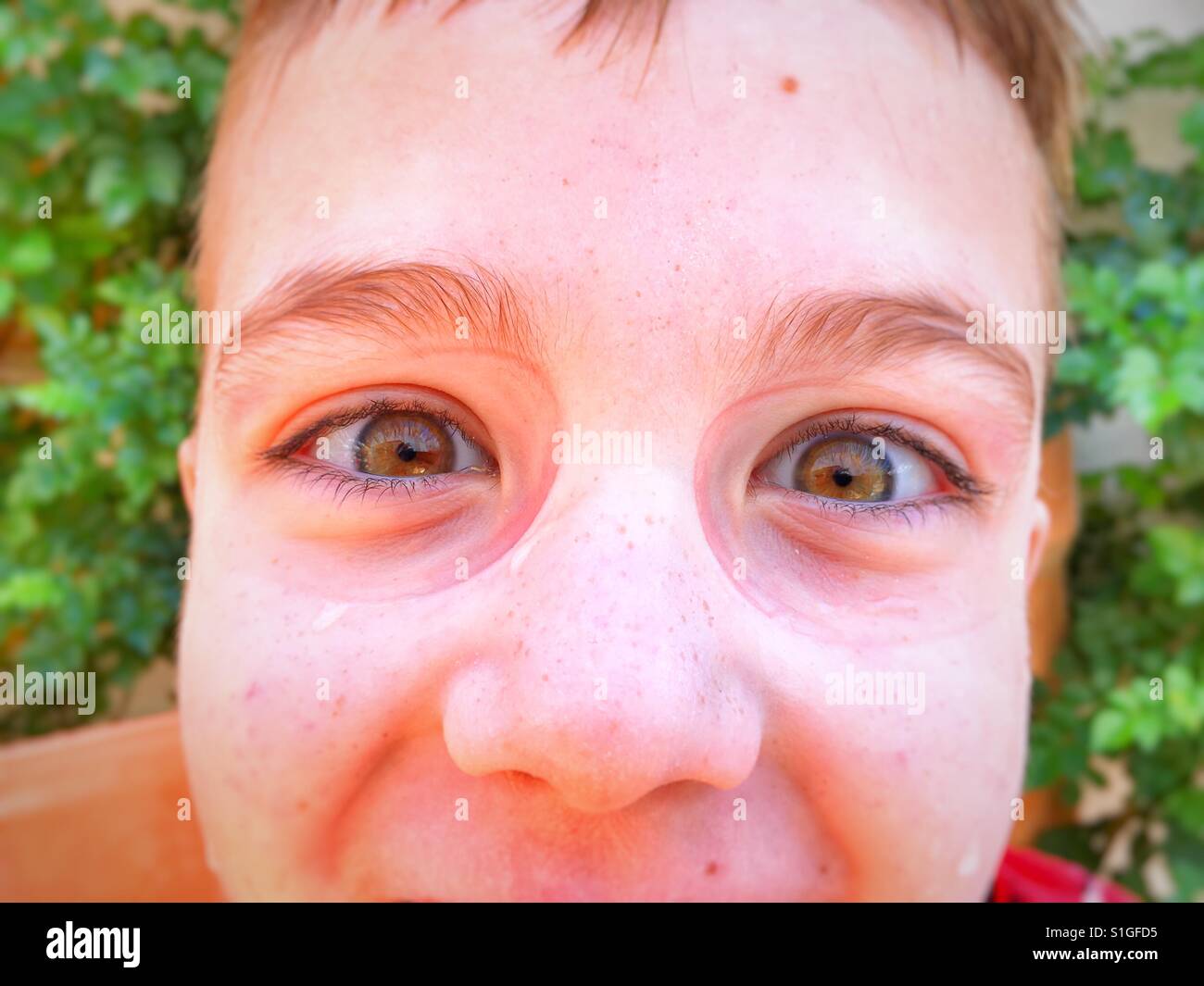 Junge mit Schwimmen Goggle Marken rund um die Augen. Stockfoto