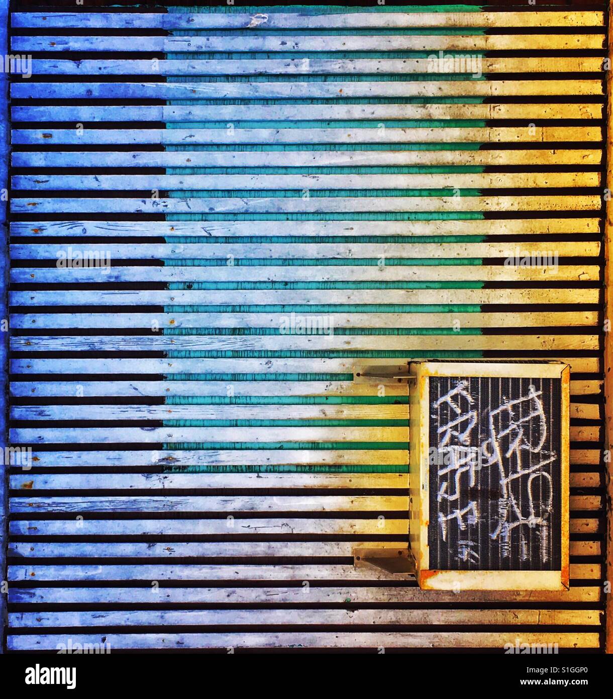 Linien und Rechtecke der Außenwand eines Gebäudes. Stockfoto