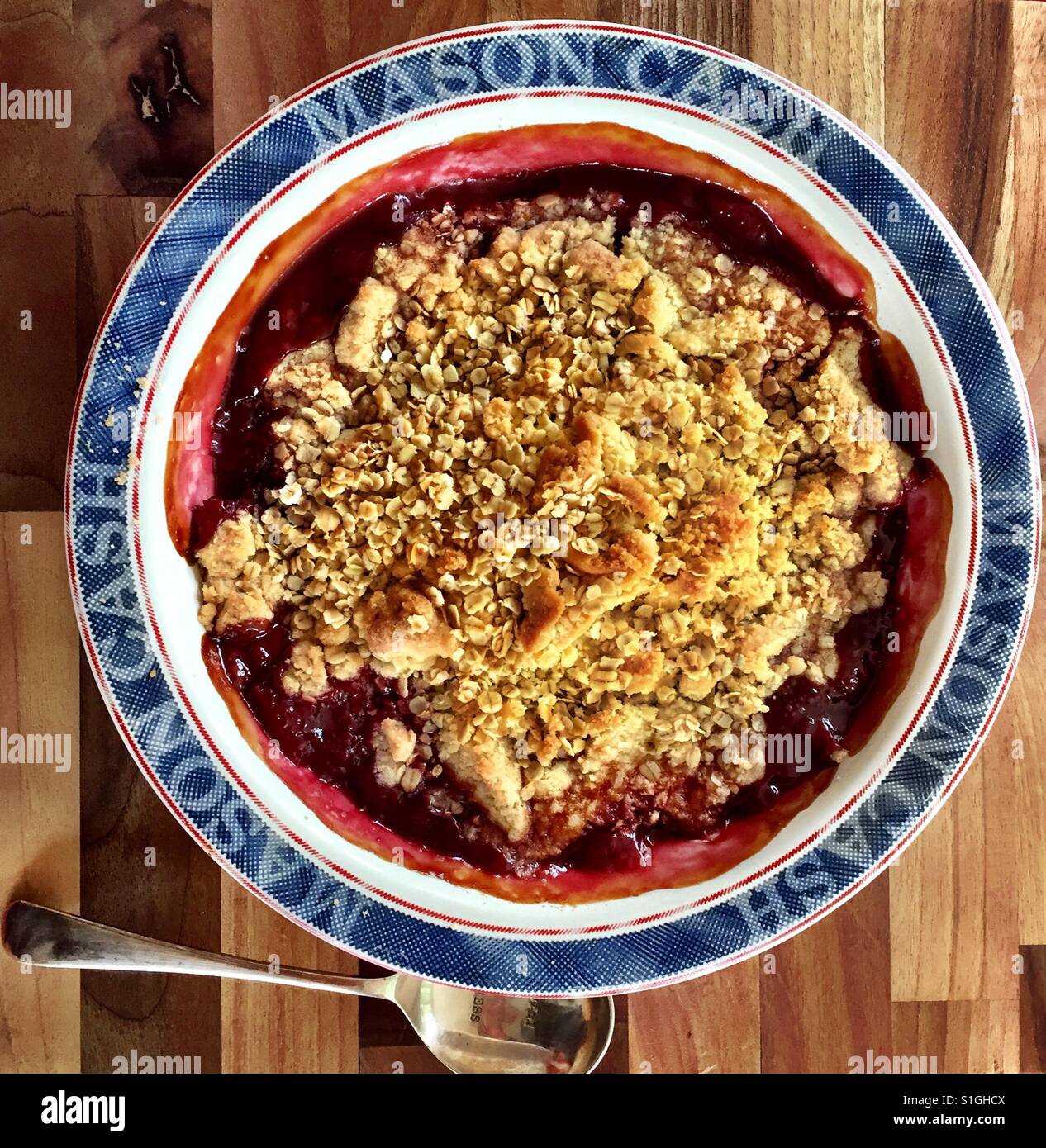 Dies ist ein Foto von meinem Zahn der Zeit. Es hat mit vielen Sommerfrüchten gemacht und schmeckte wirklich schön. Himbeere, Erdbeere, Rhabarber, schwarze Johannisbeere... ging alles! Stockfoto