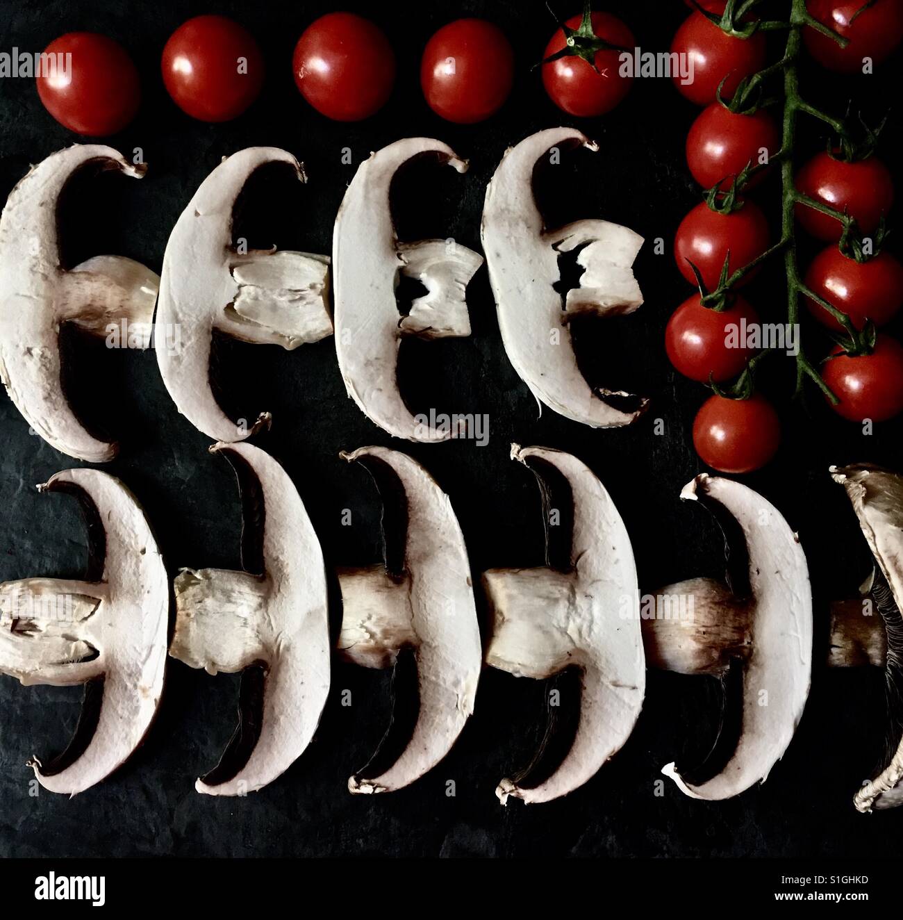 Champignon Scheiben und Kirschtomaten an Rebstöcken - Smartphone-aufgenommenes Stockfoto
