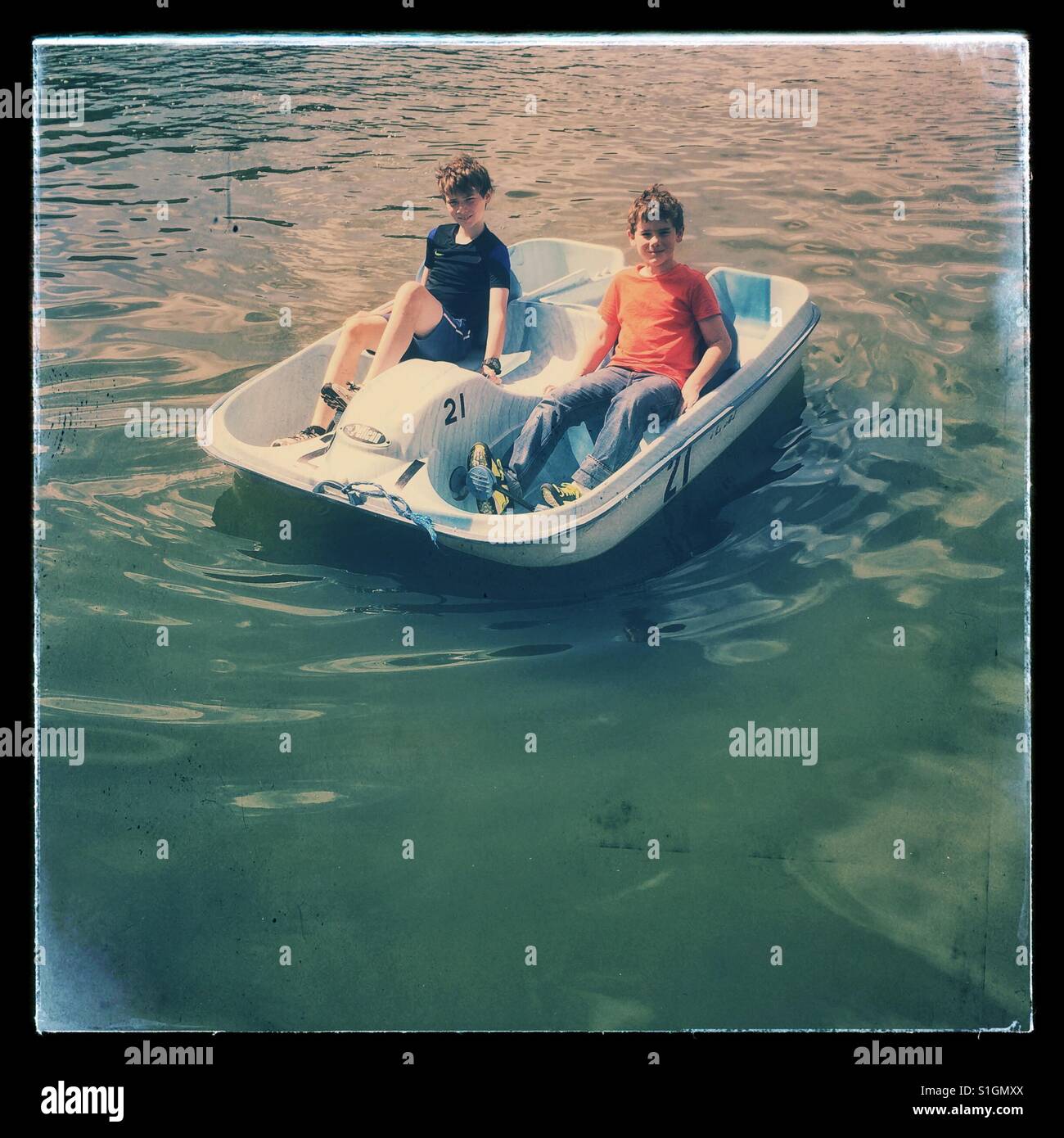 Zwei jungen im Tretboot Stockfoto