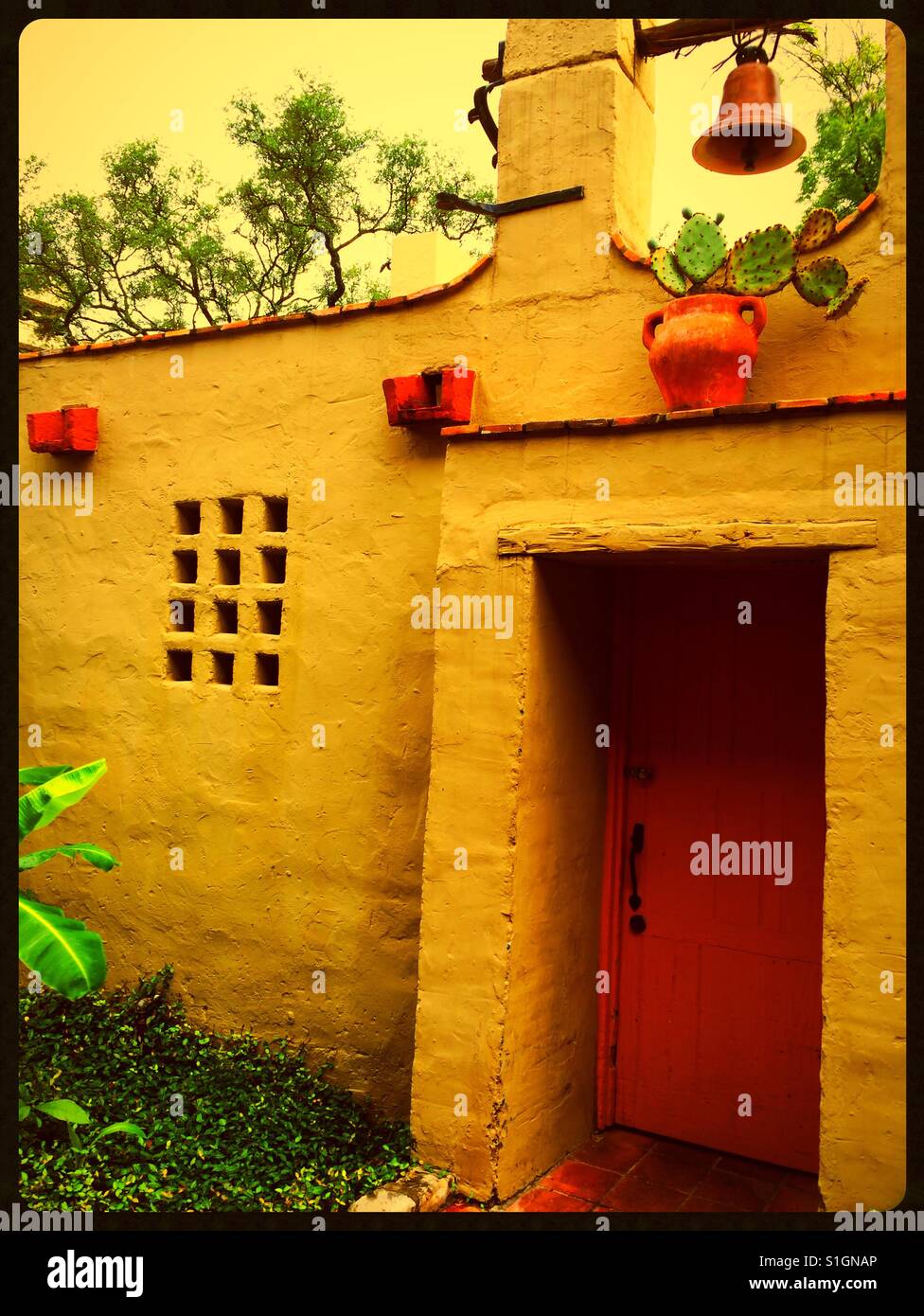 Tür in rot Stockfoto