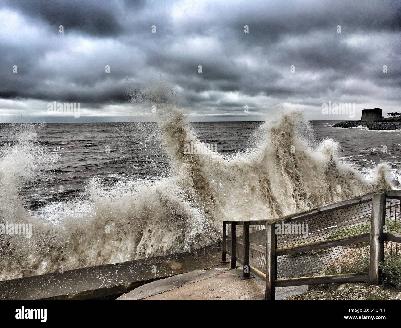 Wellen auf die Küste, Osten Lane, Bawdsey, Suffolk, UK abstürzen. - Smartphone-aufgenommenes Stockfoto