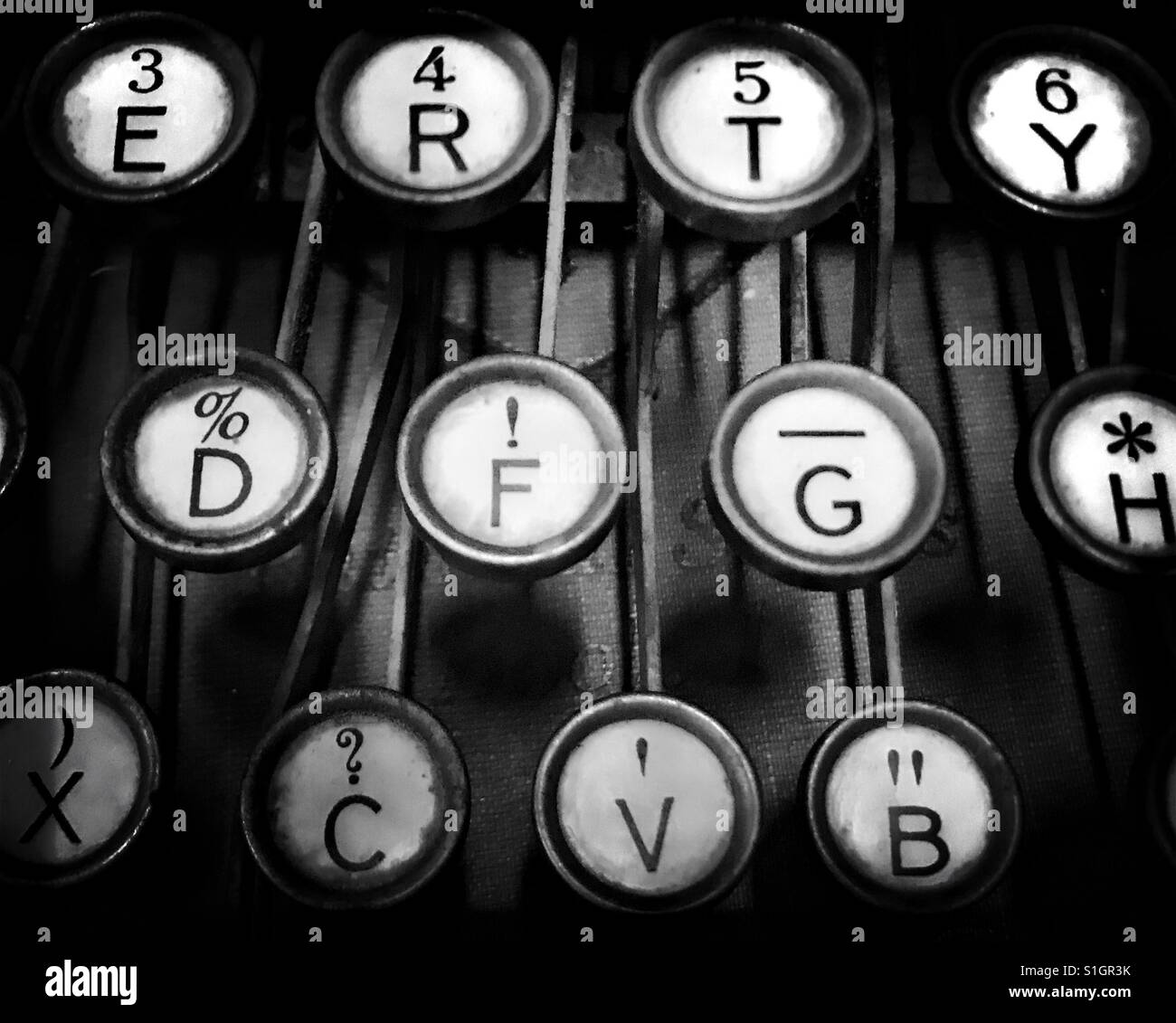 Antiquität, rund, Metall Schreibmaschine Schlüssel Detail - schwarz / weiß Stockfoto