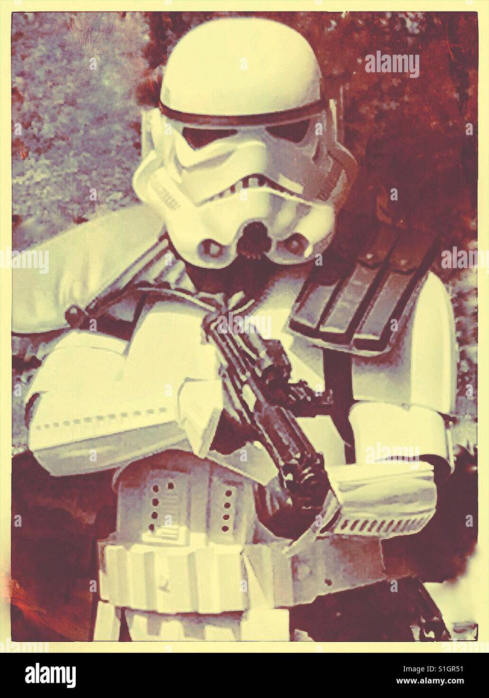 Stormtrooper bereit zu schießen (bei Cosplay Veranstaltung) - Smartphone-aufgenommenes Stockfoto
