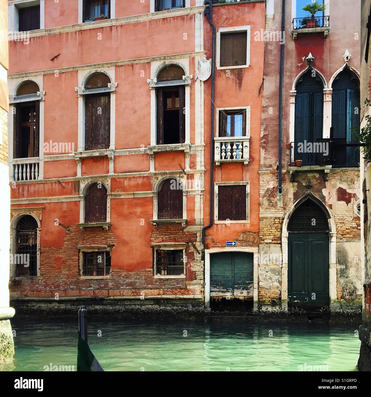 Blick von einem Boot in einem Kanal in Venedig Stockfoto