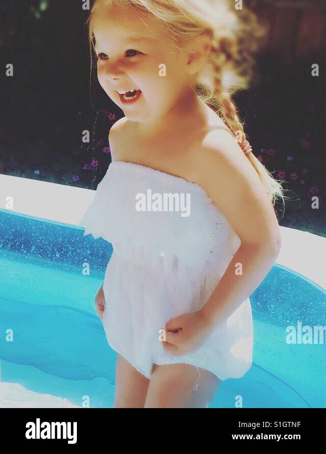 Schöne Mädchen genießen den pool Stockfoto