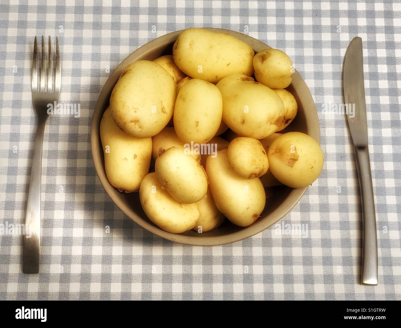 Garten neue Kartoffeln - Smartphone-aufgenommenes Stockfoto