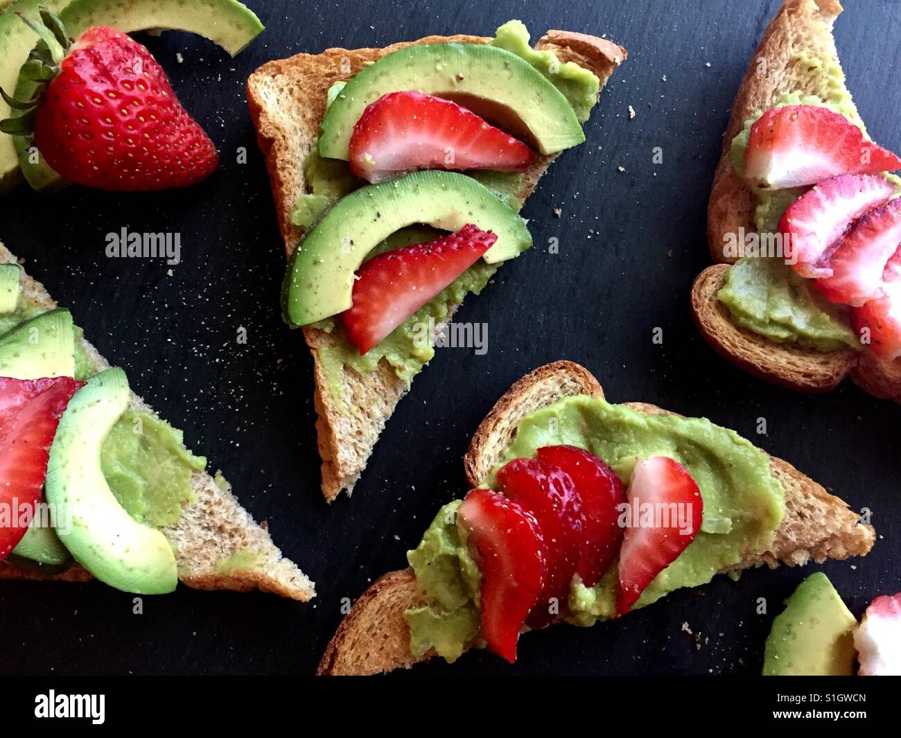 Avocado-Toast mit Erdbeeren Stockfoto