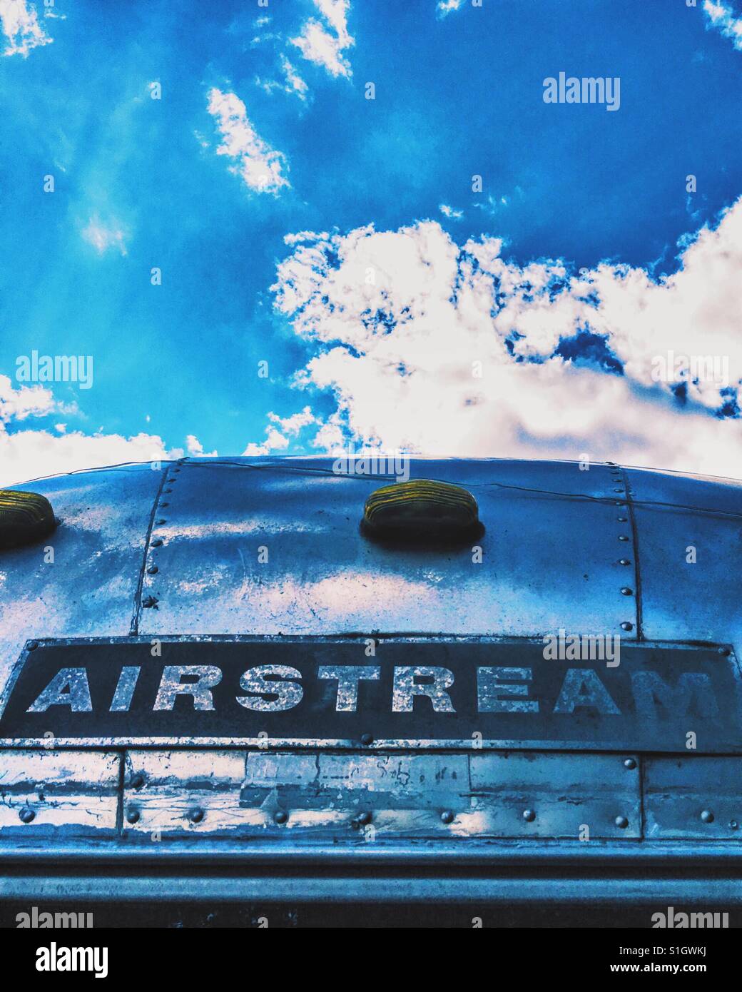 Reflektierende Airstream Wohnwagen Dach mit blauen Wolkenhimmel. Stockfoto