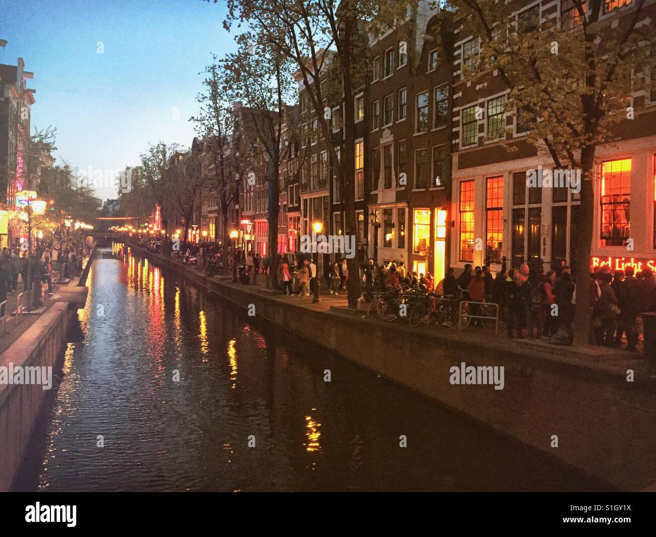 Kanal in Amsterdam, Holland (Niederlande) am Abend - Smartphone-aufgenommenes Stockfoto