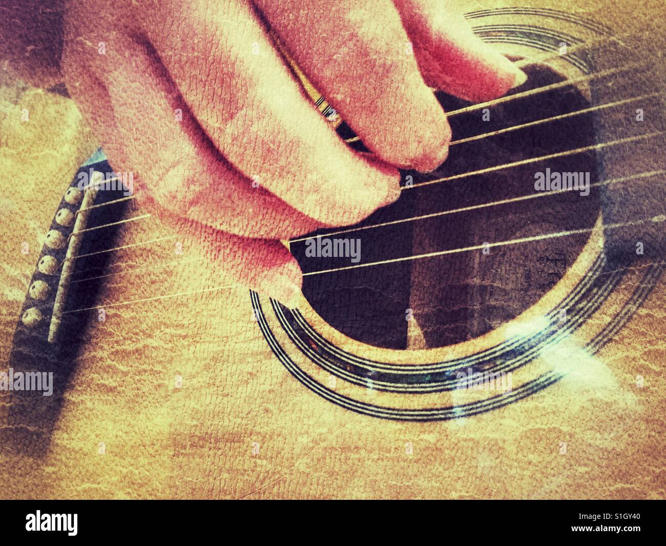 Frau spielt eine Akustikgitarre mit Stahlsaiten Stockfoto