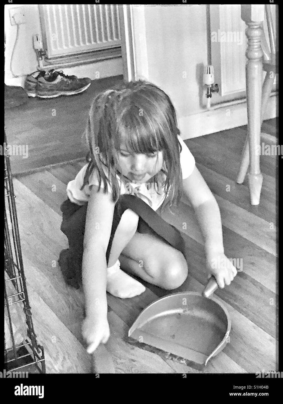 Mädchen bei der Hausarbeit helfen. Stockfoto