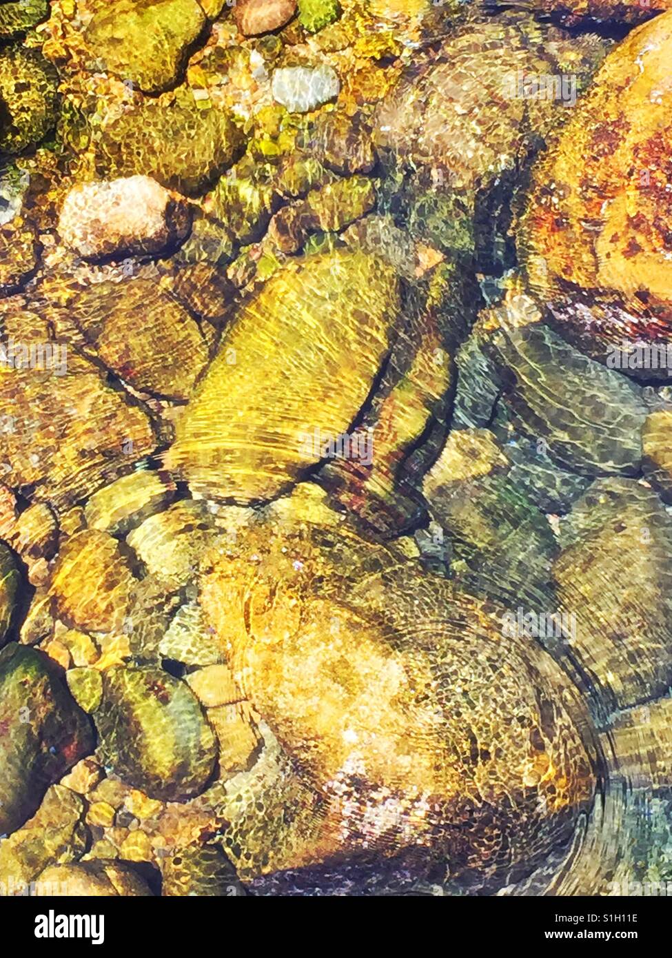 Felsen unter Wasser in abstrakt Stockfoto