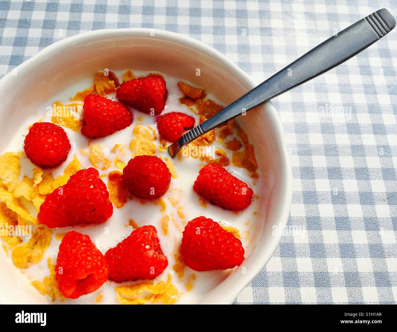 Cornflakes mit frischen Himbeeren - Smartphone-aufgenommenes Stockfoto