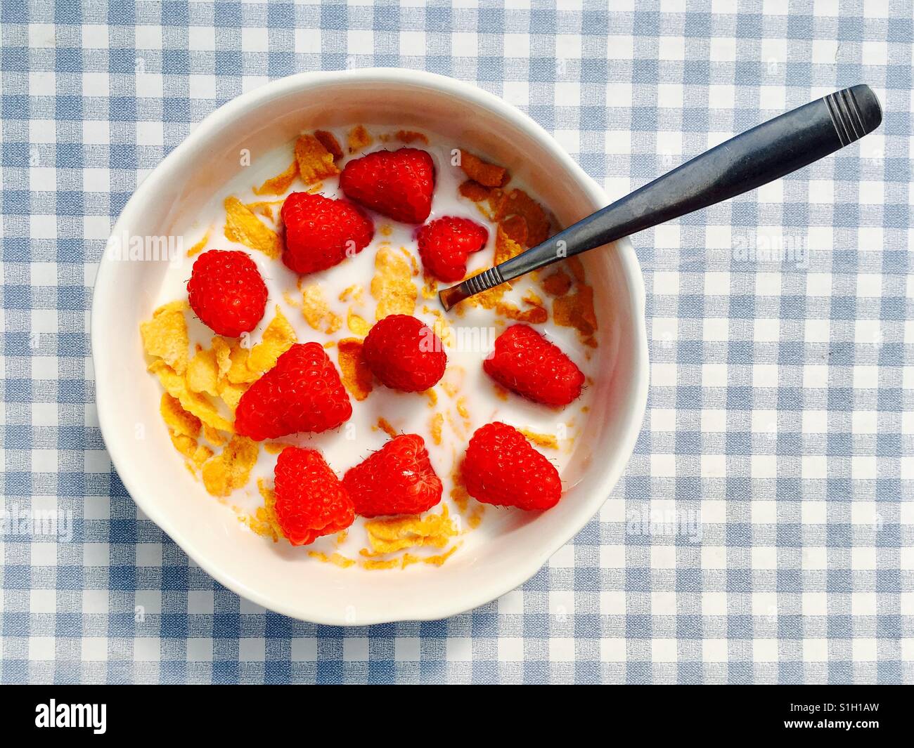 Cornflakes mit frischen Himbeeren - Smartphone-aufgenommenes Stockfoto