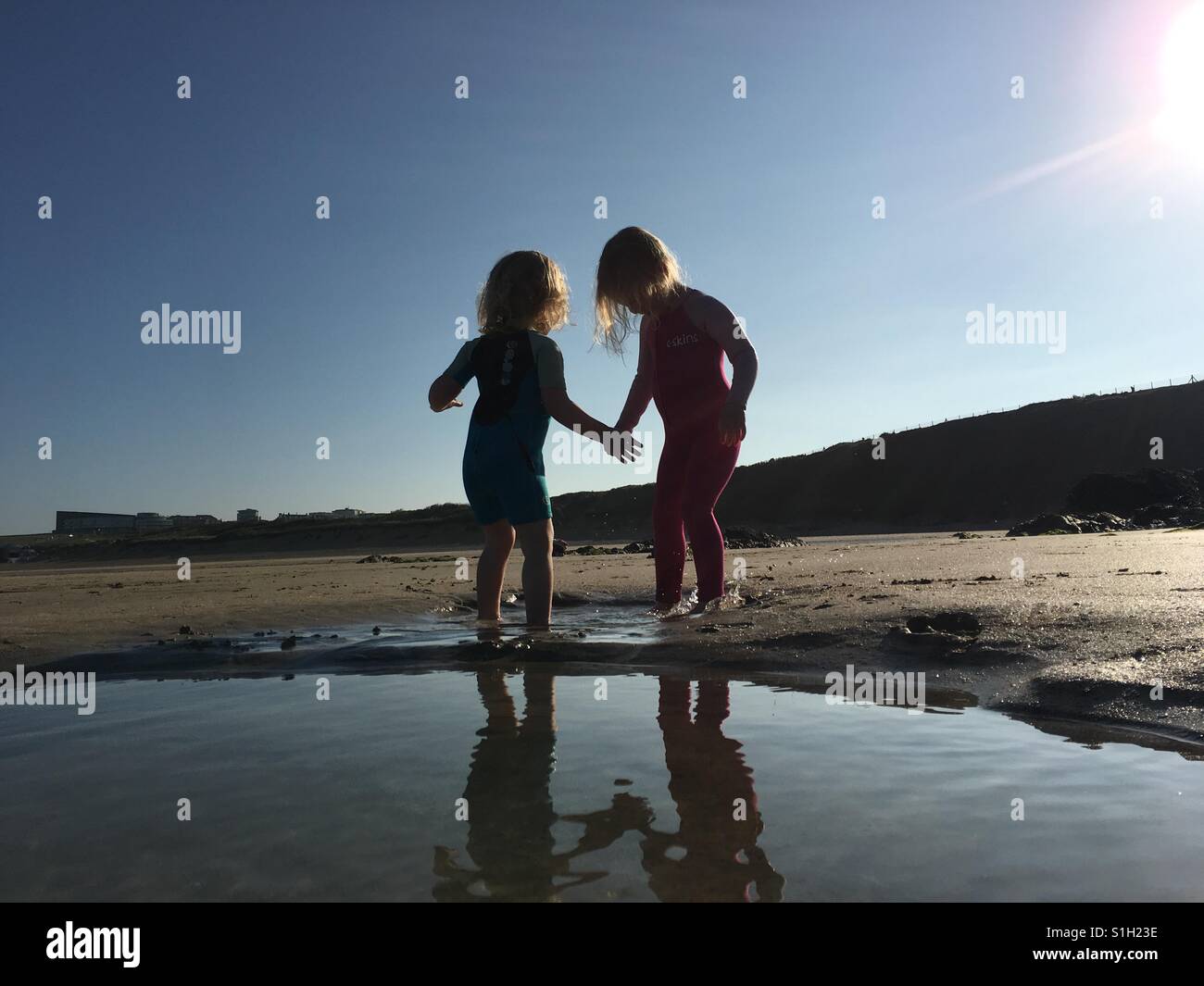 Kleinkinder am Strand Stockfoto