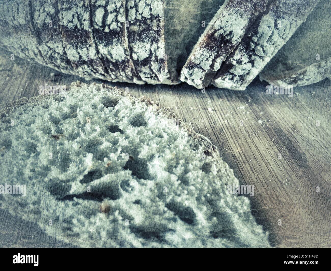 Frisch gebackenes Sauerteigbrot - Smartphone-aufgenommenes Stockfoto