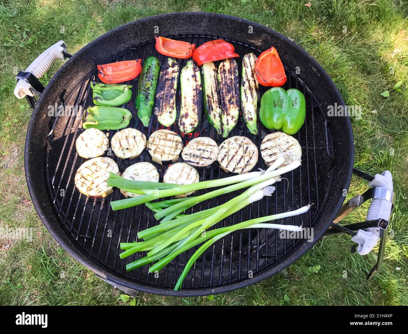 Grillen Gemüse auf einem Holzkohlegrill Grill im Sommer. New Jersey, USA. Stockfoto
