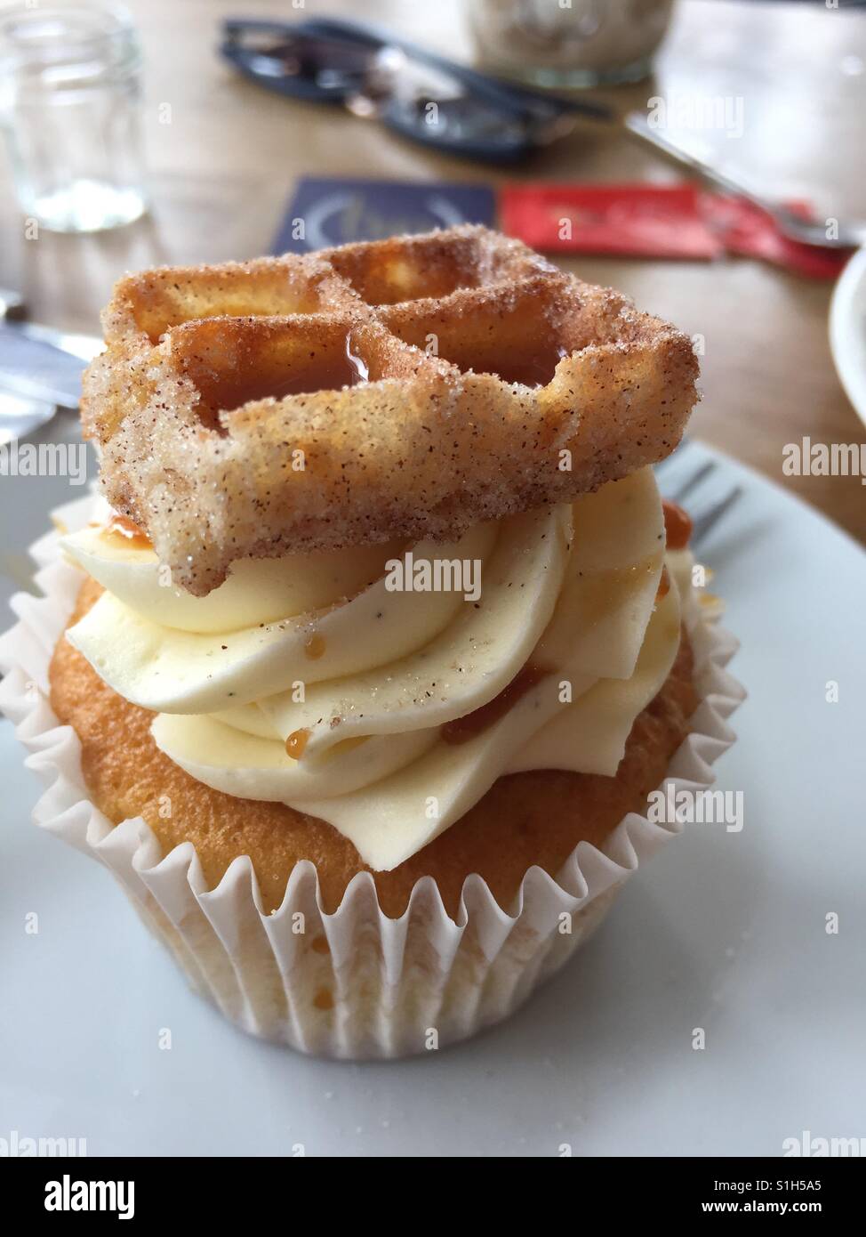 Cupcake mit butter Zuckerguss. Stockfoto
