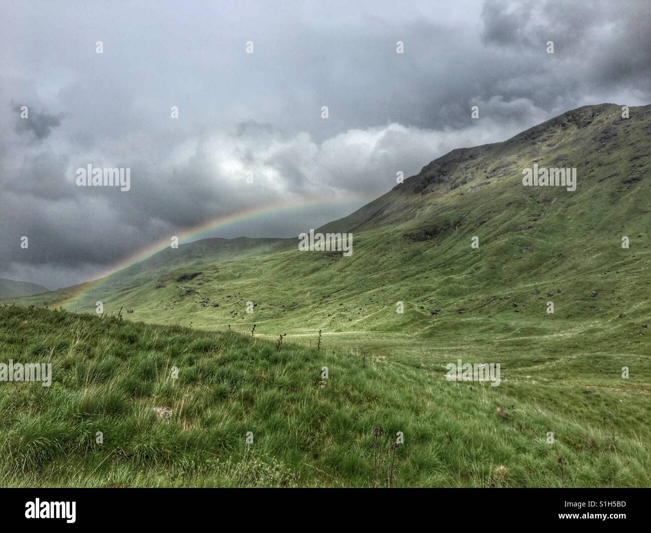 Regenbogen bilden in einem Glen auf der Isle of Mull in Schottland Stockfoto