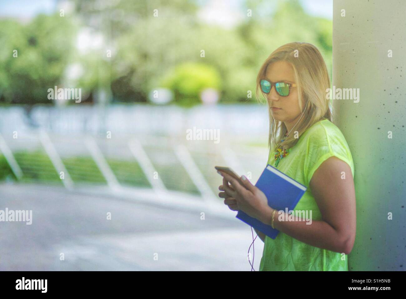 Junge Frau, die Überprüfung ihrer Arbeit-Termine Stockfoto