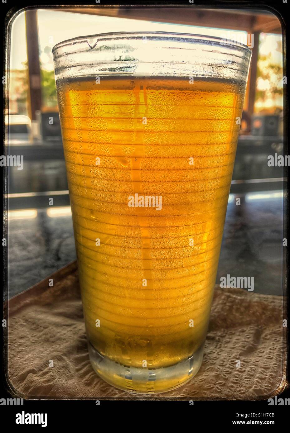 Heißer Tag Problem? Kaltes Bier Lösung! - Smartphone-aufgenommenes Stockfoto