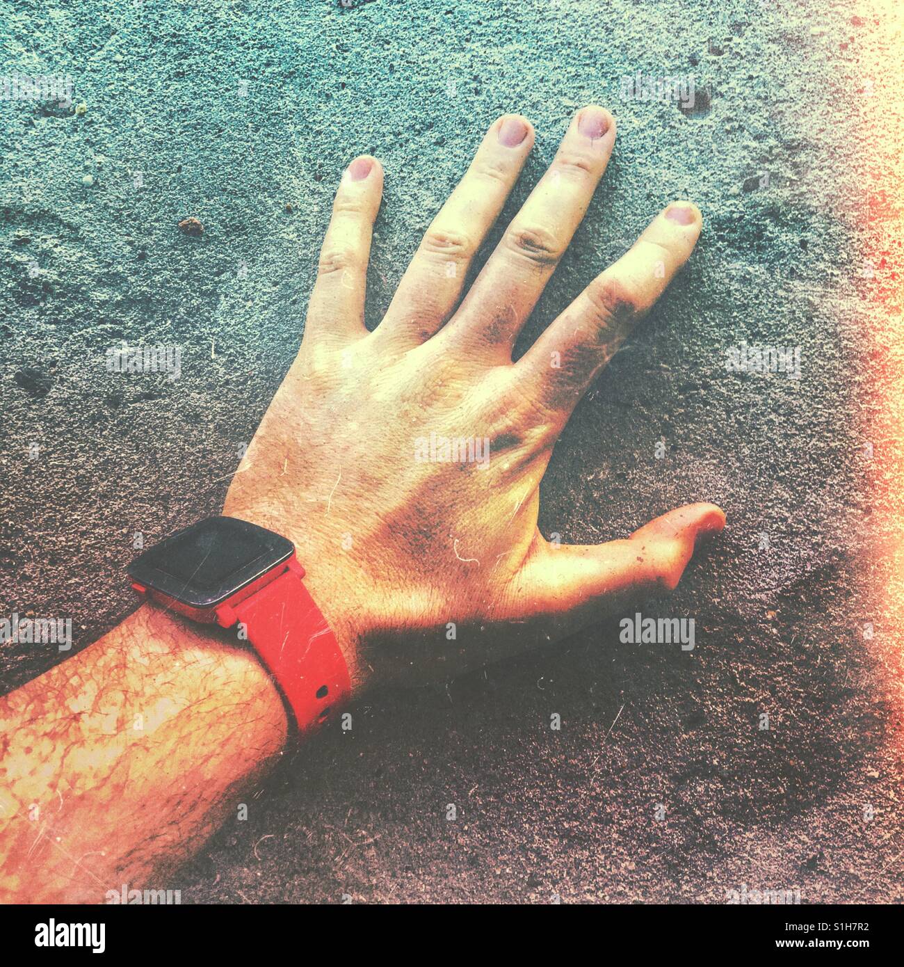 Hand auf Wand mit smart-watch - Smartphone-aufgenommenes Stockfoto