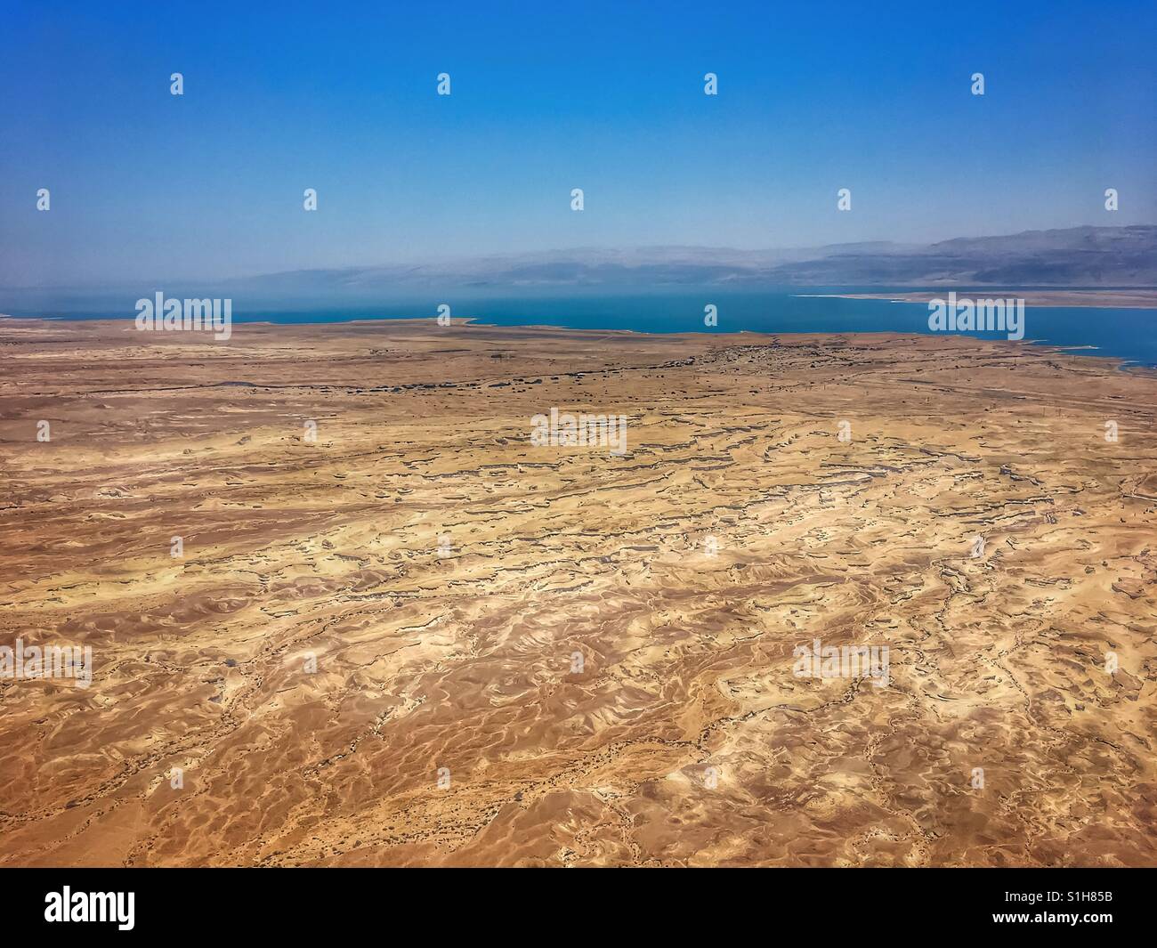 Blick auf das Tote Meer und die umliegende Wüste von der Spitze des Masada. Stockfoto