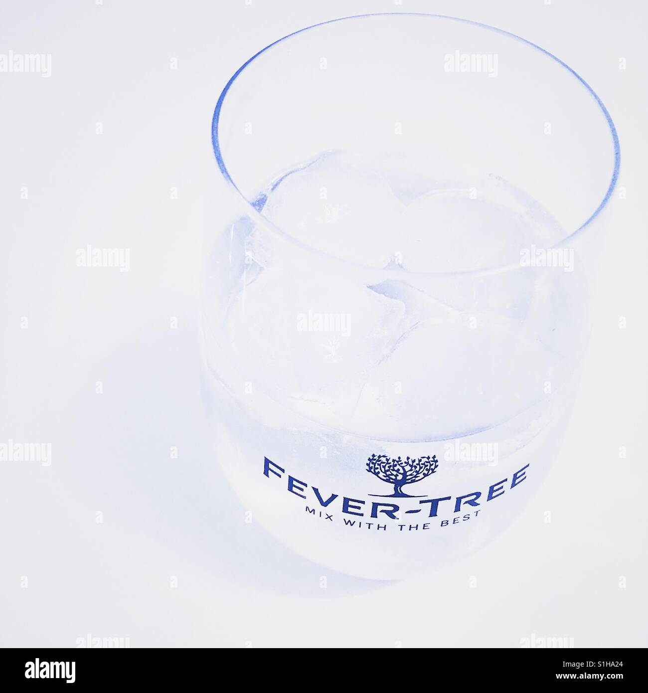 Gin und Tonic in einem Fever-Tree Tonic Glas auf weißem Hintergrund. Stockfoto