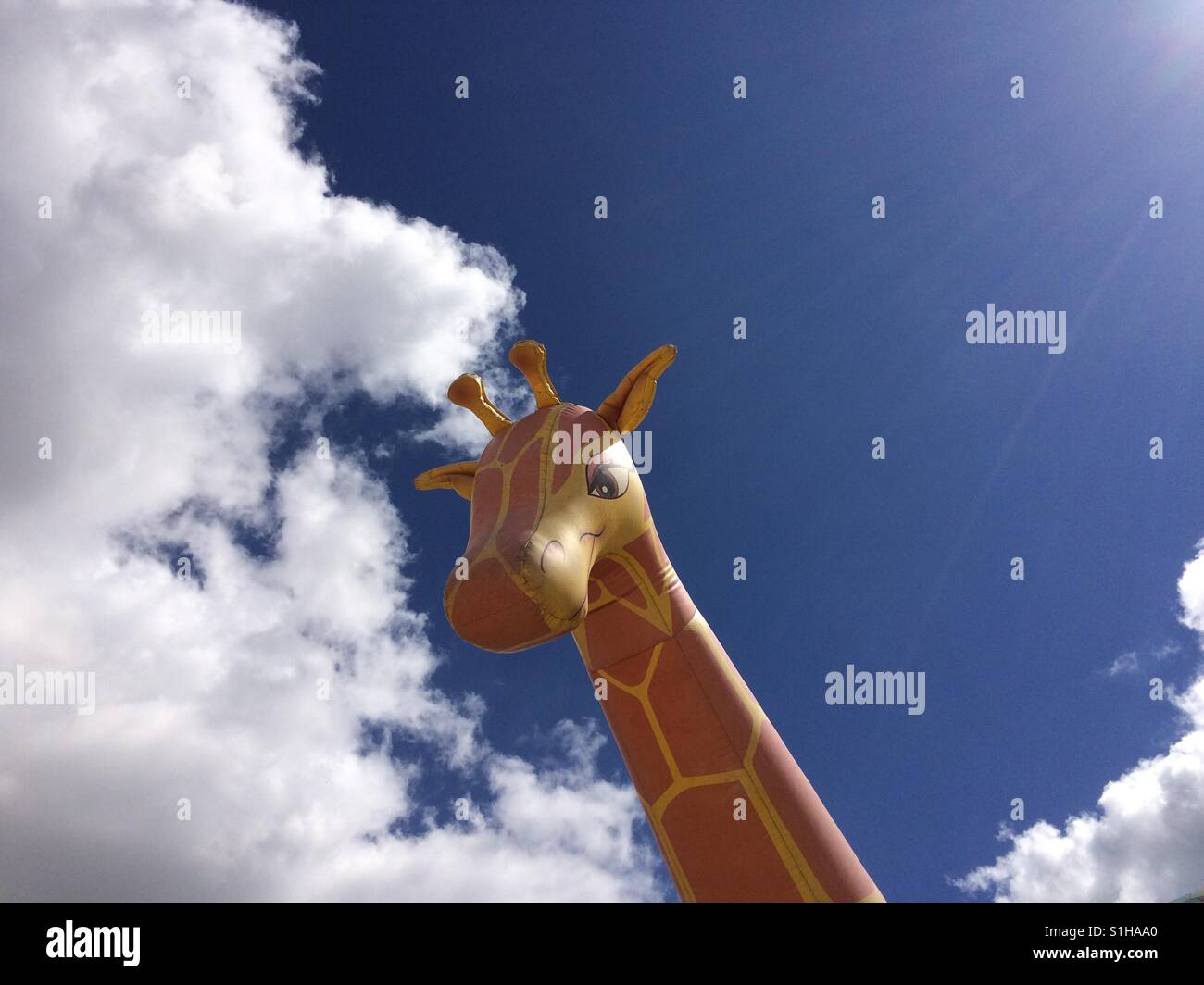 Giraffe am Strand von Great Yarmouth sprengen Stockfoto